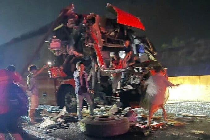 Hiện trường vụ tai nạn xe khách vỡ nát trên cao tốc Phan Thiết – Dầu Giây vào rạng sáng.