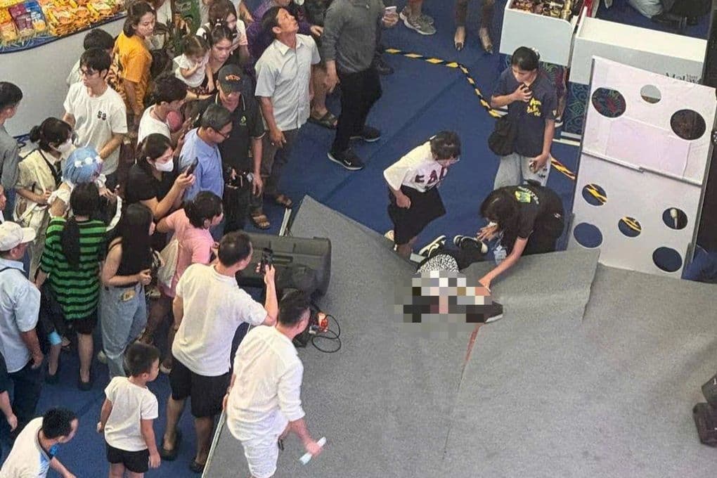 Hiện trường vụ việc một người đàn ông không may bị rơi từ tầng cao tại Aeon Mall Long Biên, với đám đông hiếu kỳ và lực lượng chức năng đang xử lý.