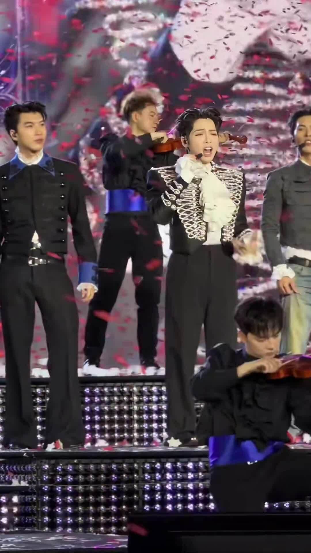 Hiếu Thứ Hai, Đức Phúc và các nghệ sĩ Anh Trai Say Hi biểu diễn đầy năng lượng trên sân khấu, tượng trưng cho sự đổi mới của ngành giải trí Việt.