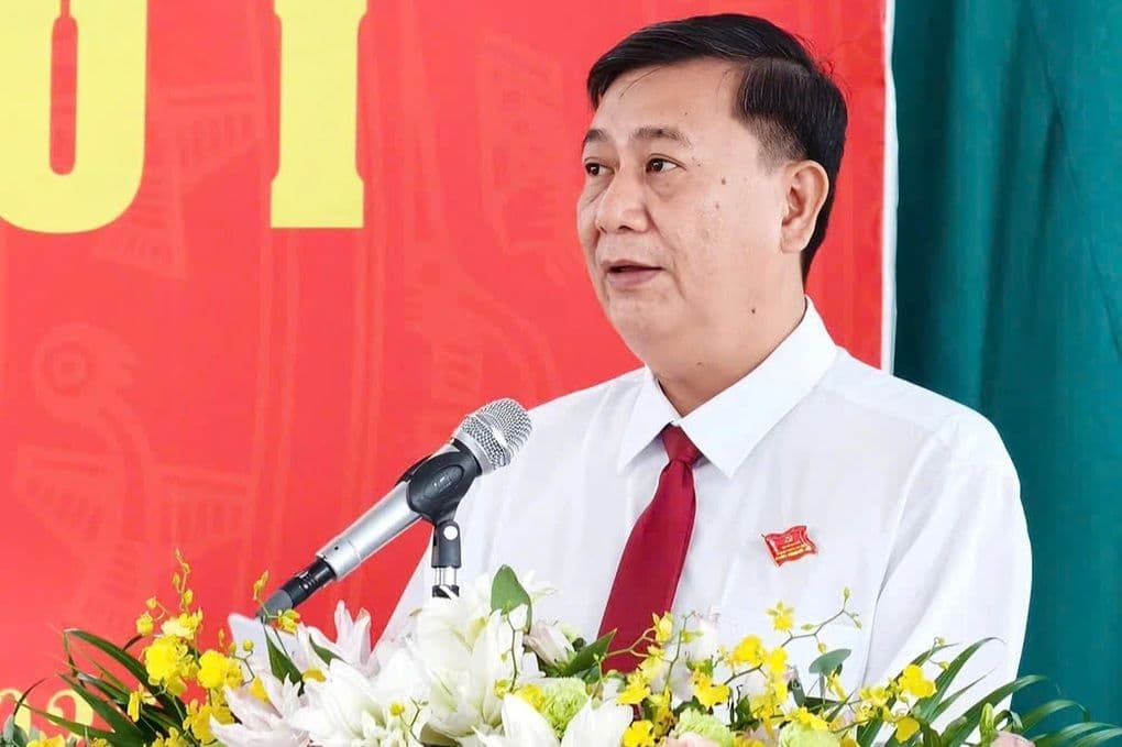 Hiệu trưởng phát biểu tại buổi lễ bổ nhiệm, thể hiện vai trò lãnh đạo và tầm nhìn mới cho trường học