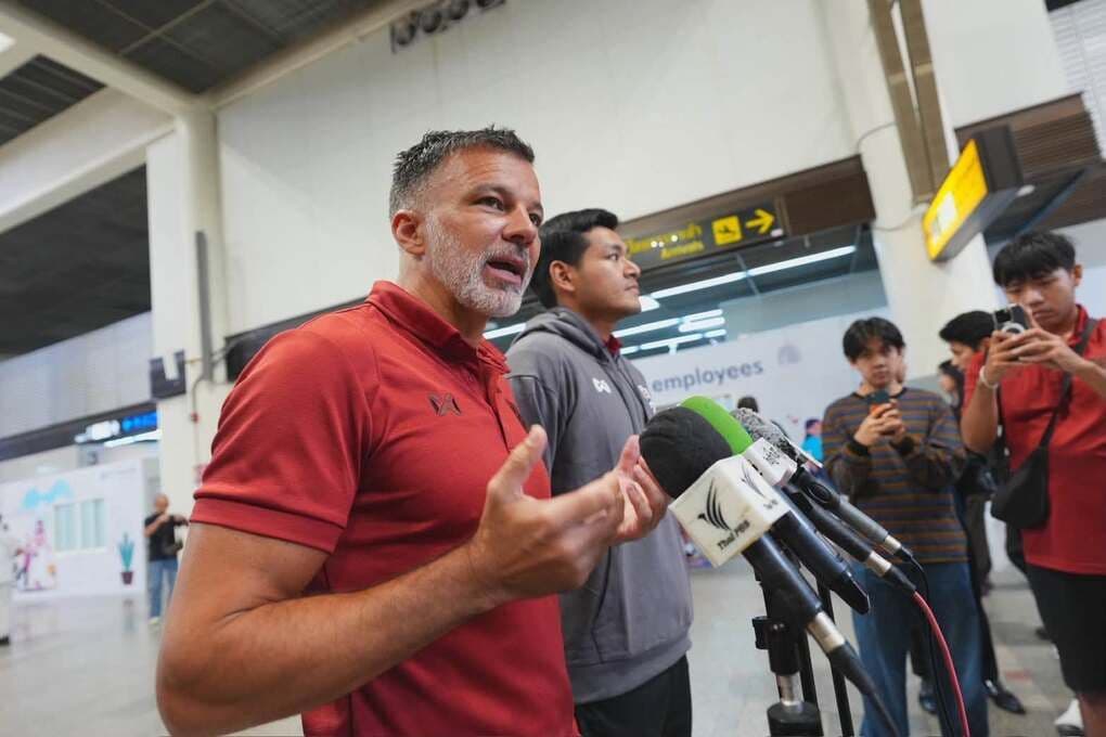 HLV Anthony Hudson phát biểu, dẫn dắt đội tuyển Thái Lan trong giai đoạn tái thiết bóng đá.