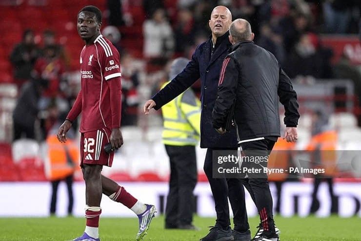 HLV Arne Slot đối mặt áp lực sau chuỗi trận thất bại của Liverpool