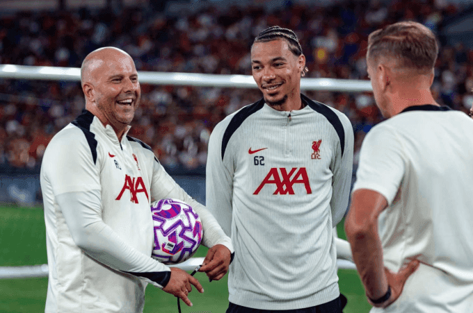 HLV Arne Slot và tiền đạo Hugo Ekitike của Liverpool trong buổi tập, thể hiện tầm nhìn chiến thuật mới.