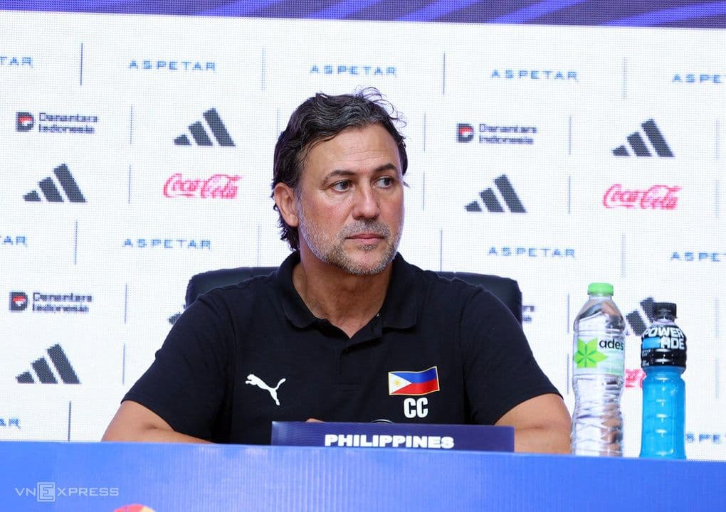 HLV Carles Cuadrat của Philippines tại họp báo sau trận thua Việt Nam ở FIFA ASEAN Cup 2026.