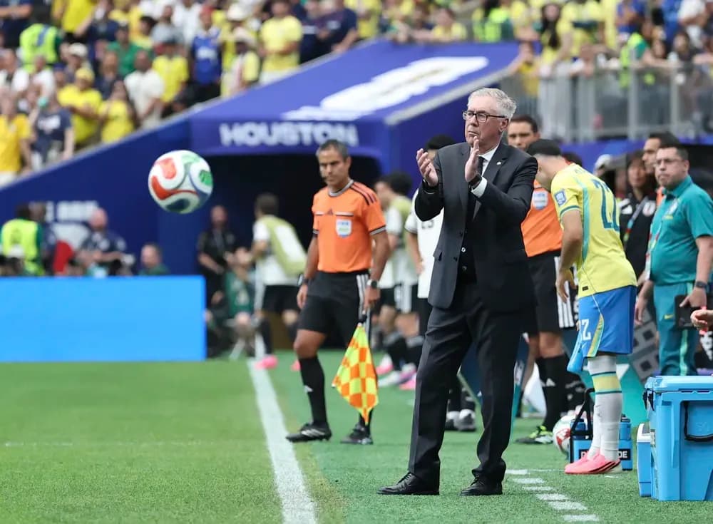 HLV Carlo Ancelotti của đội tuyển Brazil trên đường biên, dẫn dắt quá trình tái thiết đội bóng sau World Cup.