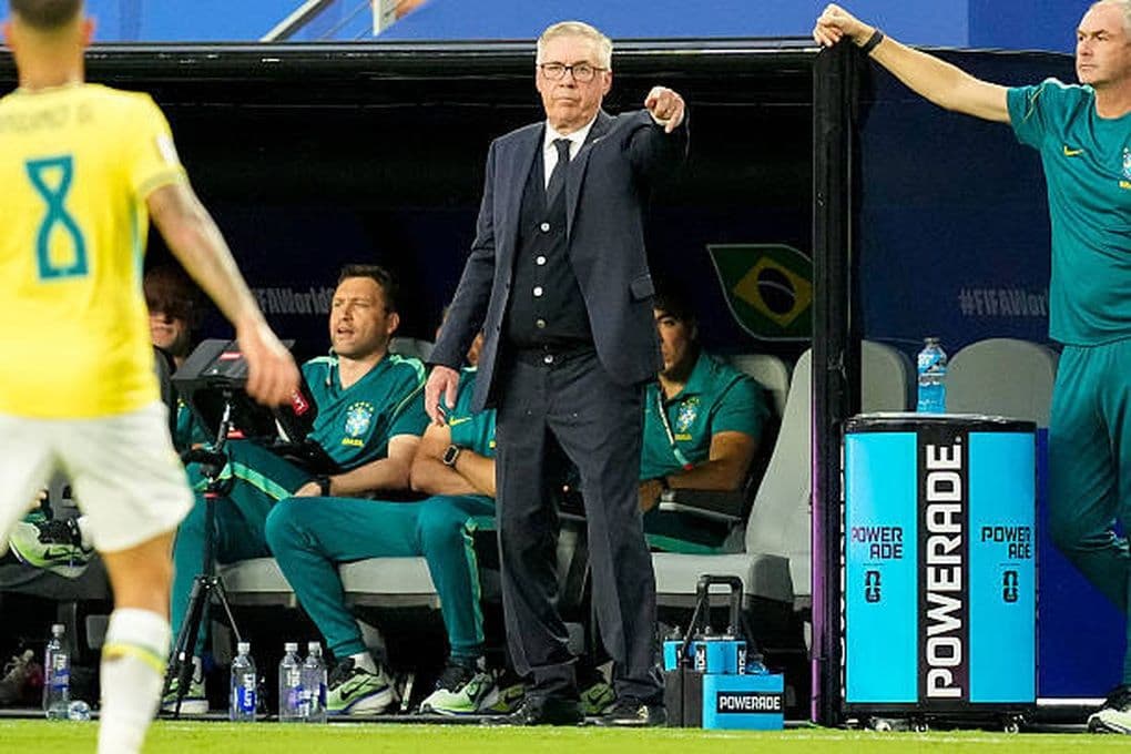 HLV Carlo Ancelotti chỉ đạo trên đường biên trong trận đấu của đội tuyển Brazil