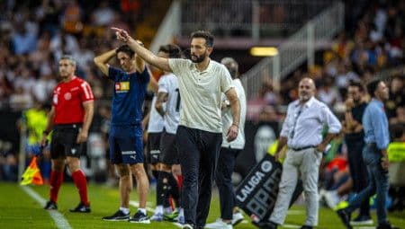 HLV Carlos Corberán chỉ đạo chiến thuật từ đường biên trong trận đấu của Valencia.