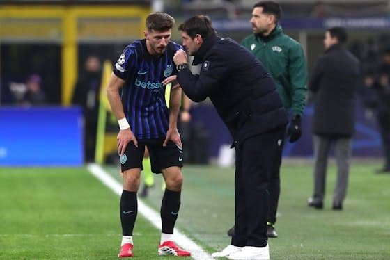 HLV Cristian Chivu của Inter Milan chỉ đạo cầu thủ trên sân, thể hiện chiến lược xoay tua đội hình.