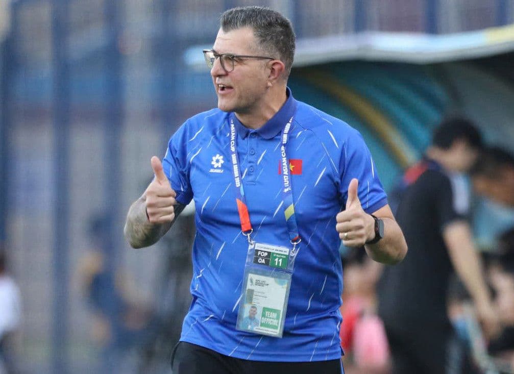 HLV Cristiano Roland của U17 Việt Nam chỉ đạo trận đấu.