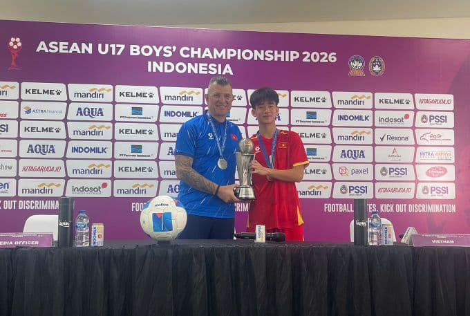 HLV Cristiano Roland và cầu thủ Nguyễn Văn Dương của U17 Việt Nam với cúp vô địch U17 Đông Nam Á 2026 tại họp báo.