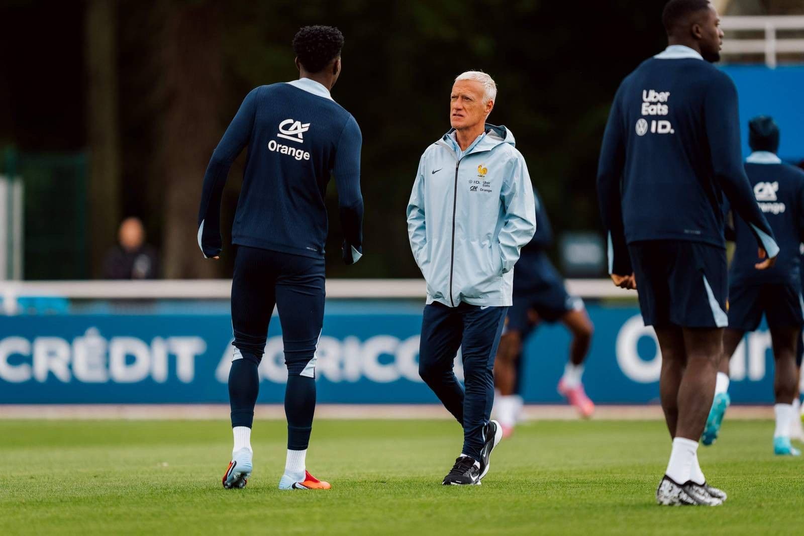 HLV Didier Deschamps của Pháp theo dõi trận đấu, tiếp tục hoàn thiện chiến thuật cho hành trình World Cup.