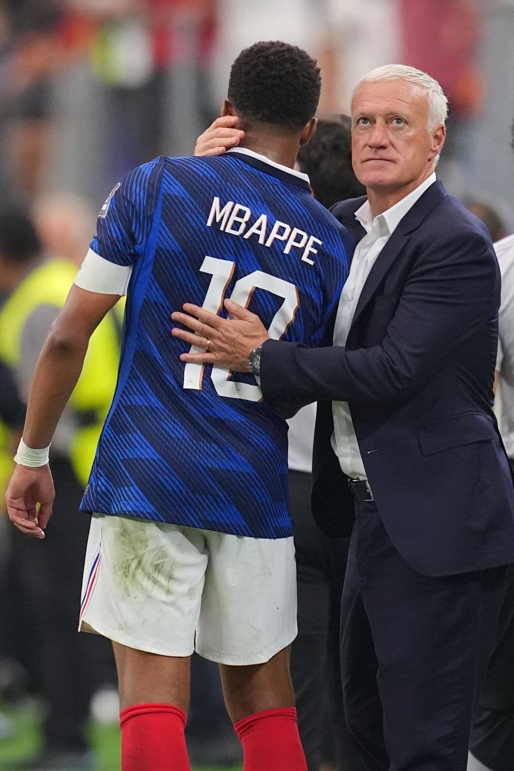 HLV Didier Deschamps động viên Kylian Mbappe sau thất bại ở bán kết World Cup 2026.