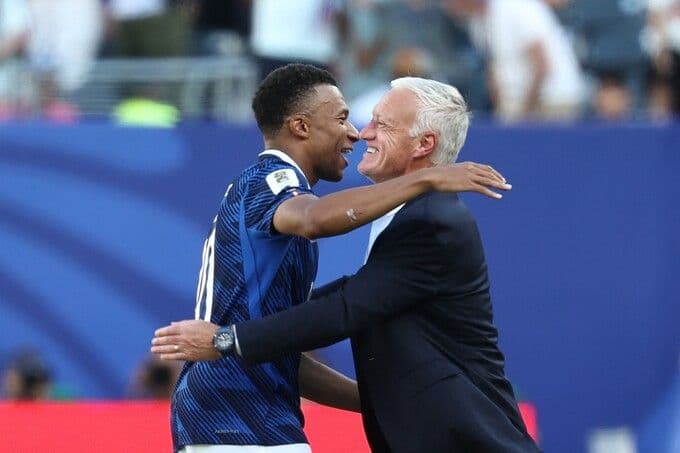 HLV Didier Deschamps và Kylian Mbappe ăn mừng chiến thắng 3-1 của Pháp trước Senegal