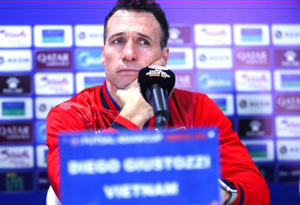 HLV Diego Giustozzi của đội tuyển Futsal Việt Nam tại buổi họp báo, thể hiện sự tập trung và chiến lược
