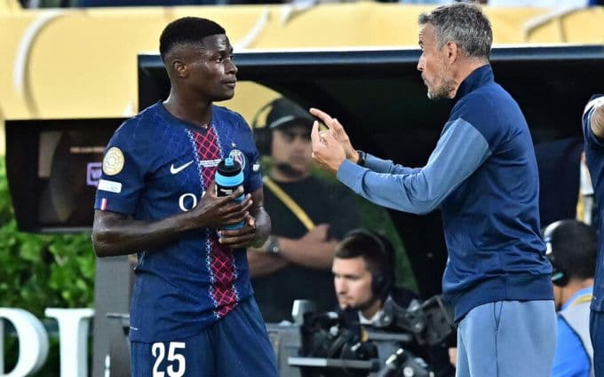 HLV Enrique (phải) chỉ đạo trong trận Botafogo 1-0 PSG sáng 20/6. Ảnh: AFP