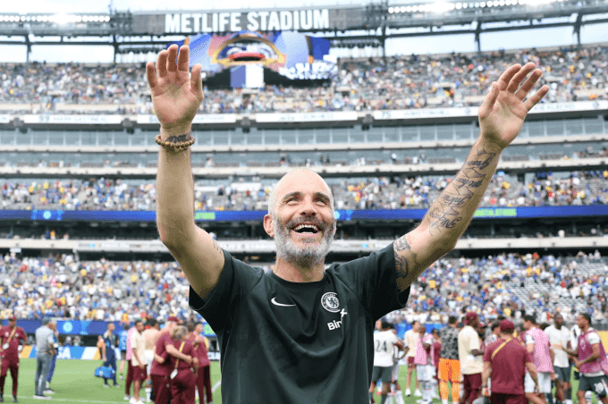 HLV Enzo Maresca của Chelsea ăn mừng chiến thắng bán kết Club World Cup tại sân MetLife.