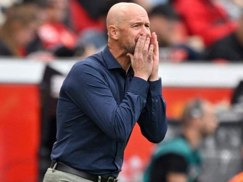 HLV Erik ten Hag của Bayer Leverkusen thể hiện sự tập trung và quyết tâm trong việc xây dựng triết lý bóng đá mới.