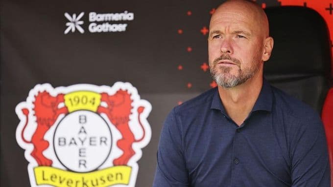 HLV Erik ten Hag chỉ đạo trận đấu của Bayer Leverkusen, thể hiện sự khởi đầu mới của ông tại Bundesliga.