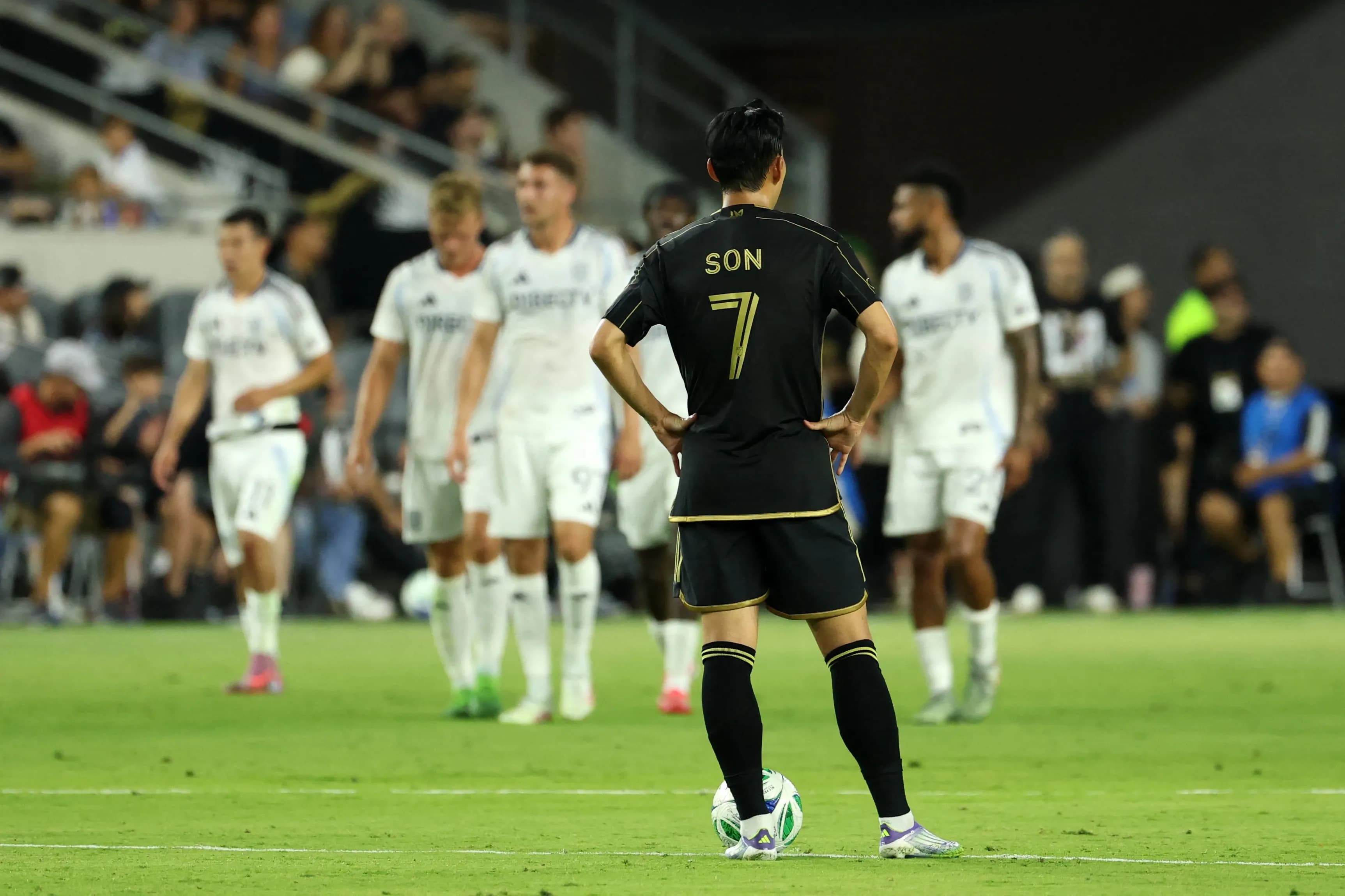 HLV Erik ten Hag thất vọng trên sân với bảng tỷ số hòa 3-3 giữa Leverkusen và Werder Bremen.