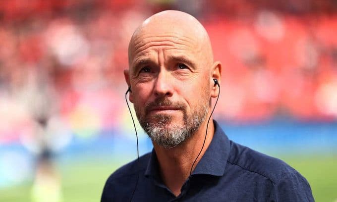 HLV Erik ten Hag tại BayArena, nơi ông có khởi đầu không thành công với Bayer Leverkusen