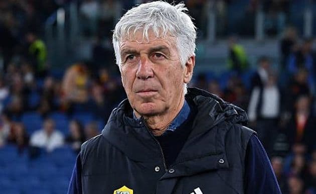 HLV Gian Piero Gasperini của AS Roma trên sân.