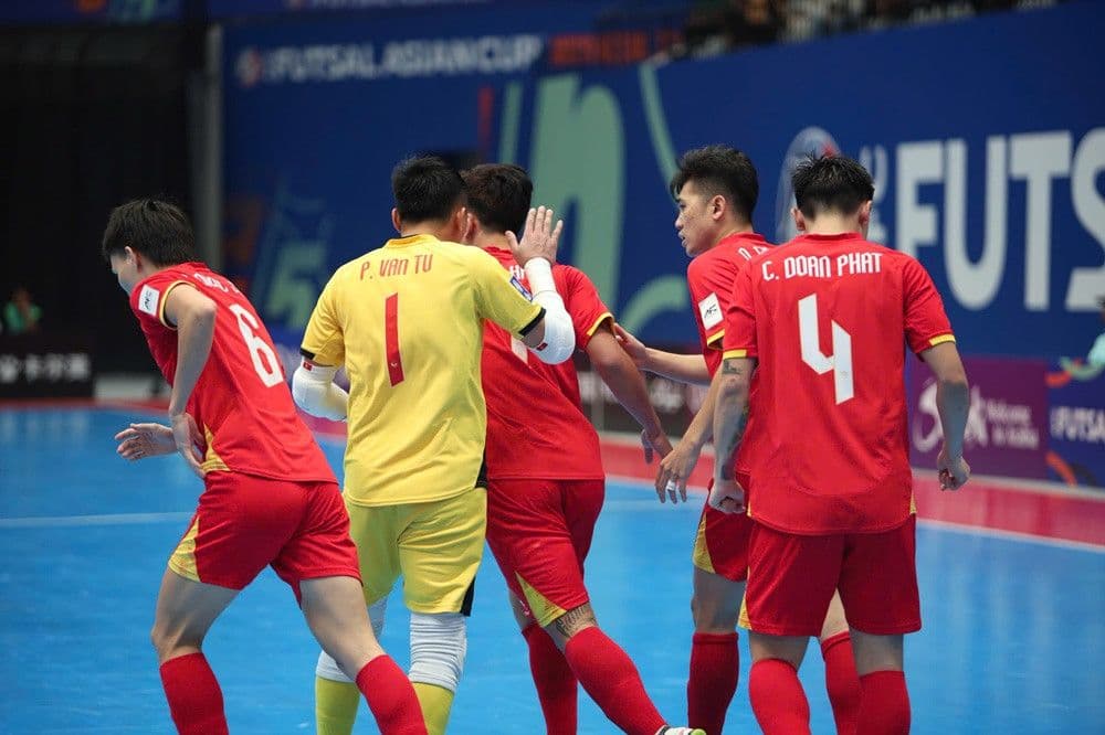 HLV Giustozzi và các cầu thủ futsal Việt Nam hội ý chiến thuật giữa trận đấu căng thẳng.