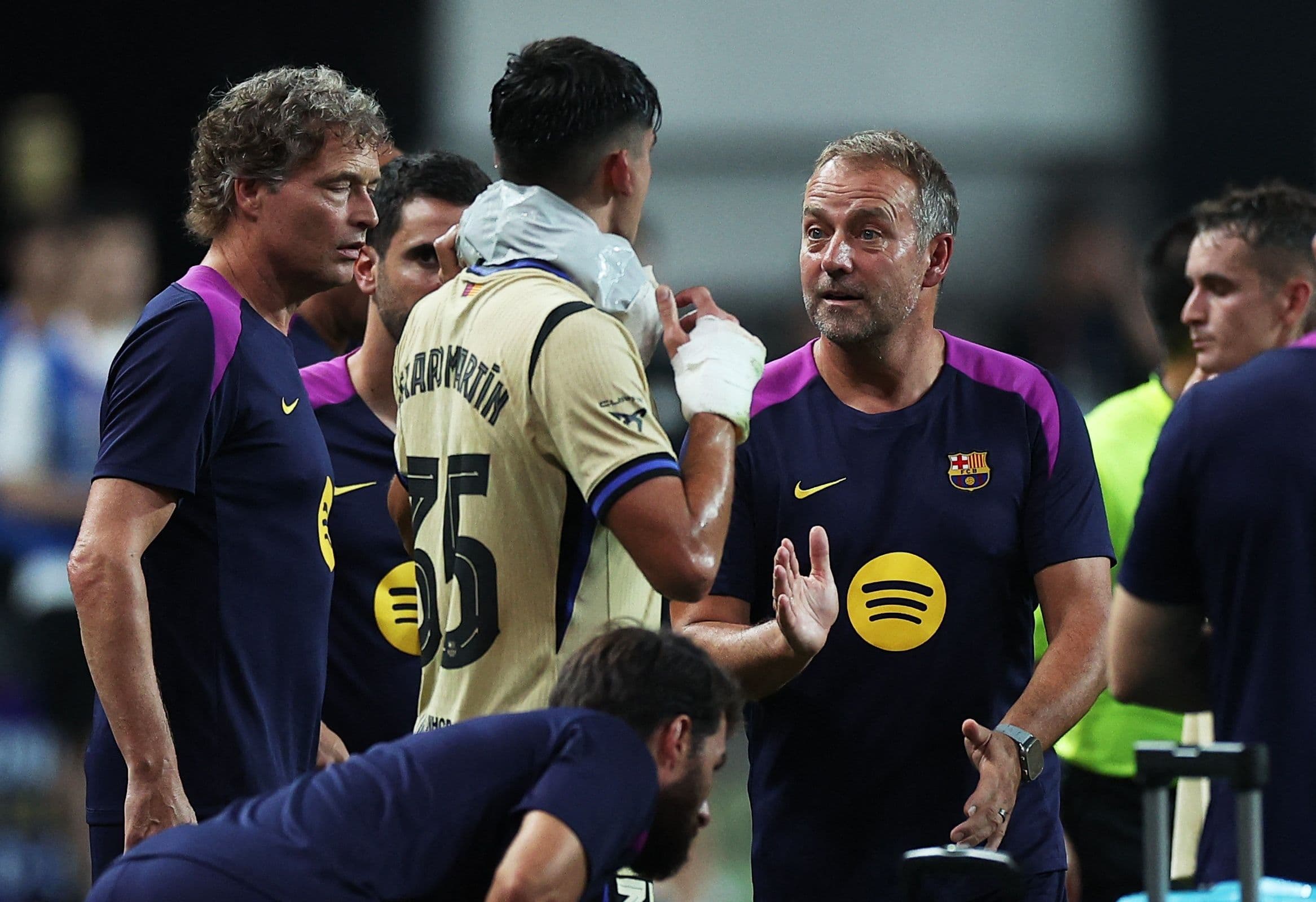 HLV Hansi Flick chỉ đạo các cầu thủ Barcelona trong trận đấu tại Daegu