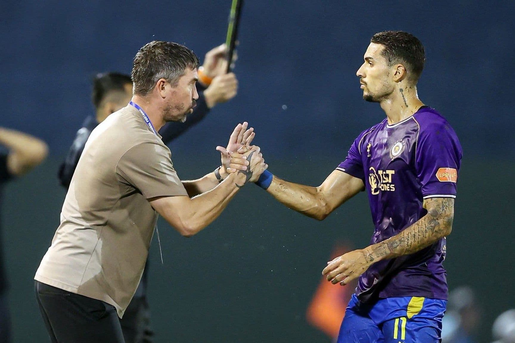 HLV Harry Kewell bắt tay cầu thủ Hà Nội FC, thể hiện dấu ấn tái thiết đội bóng Thủ đô.