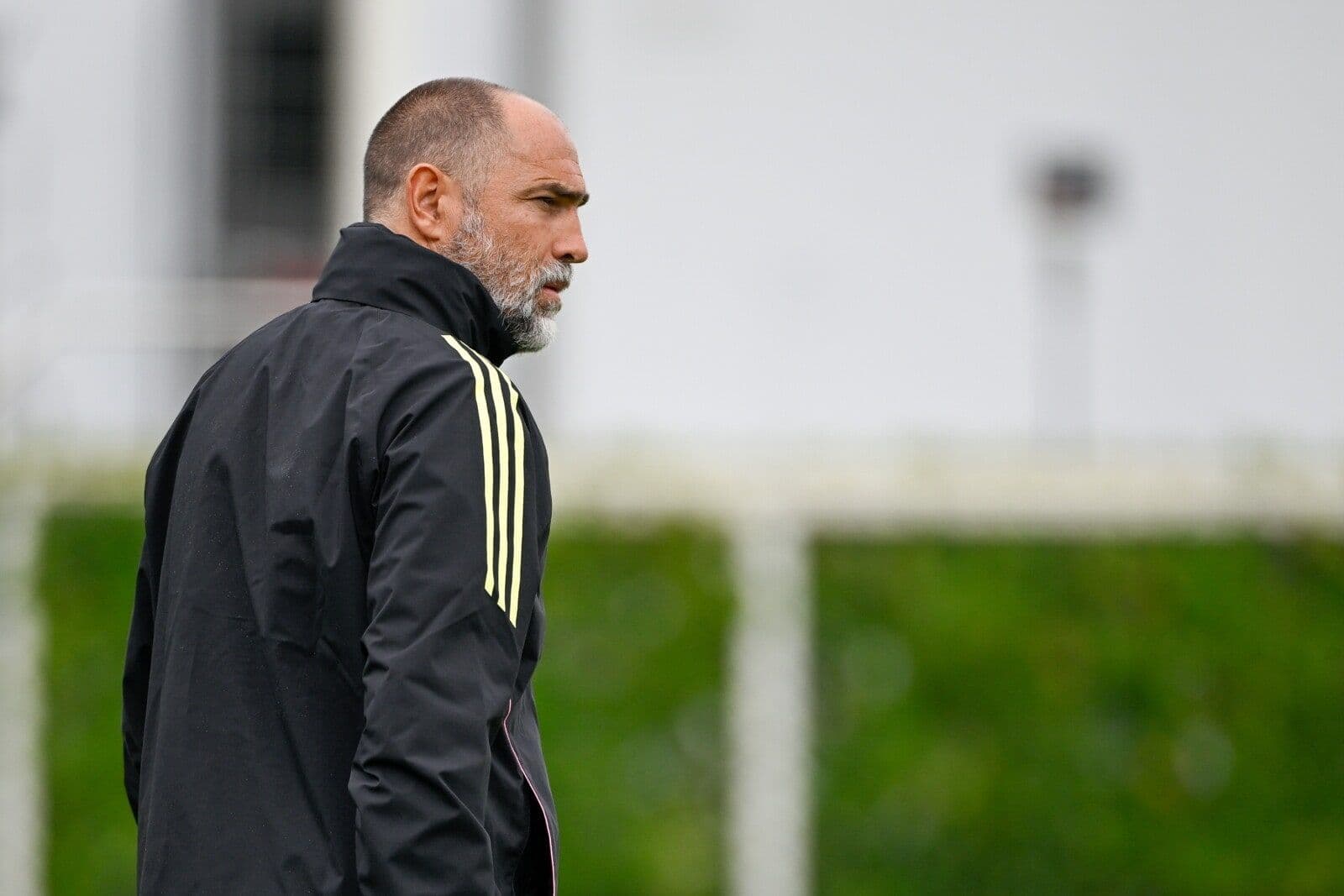 HLV Igor Tudor chỉ đạo trên sân, thể hiện dấu ấn chiến thuật mới của Juventus