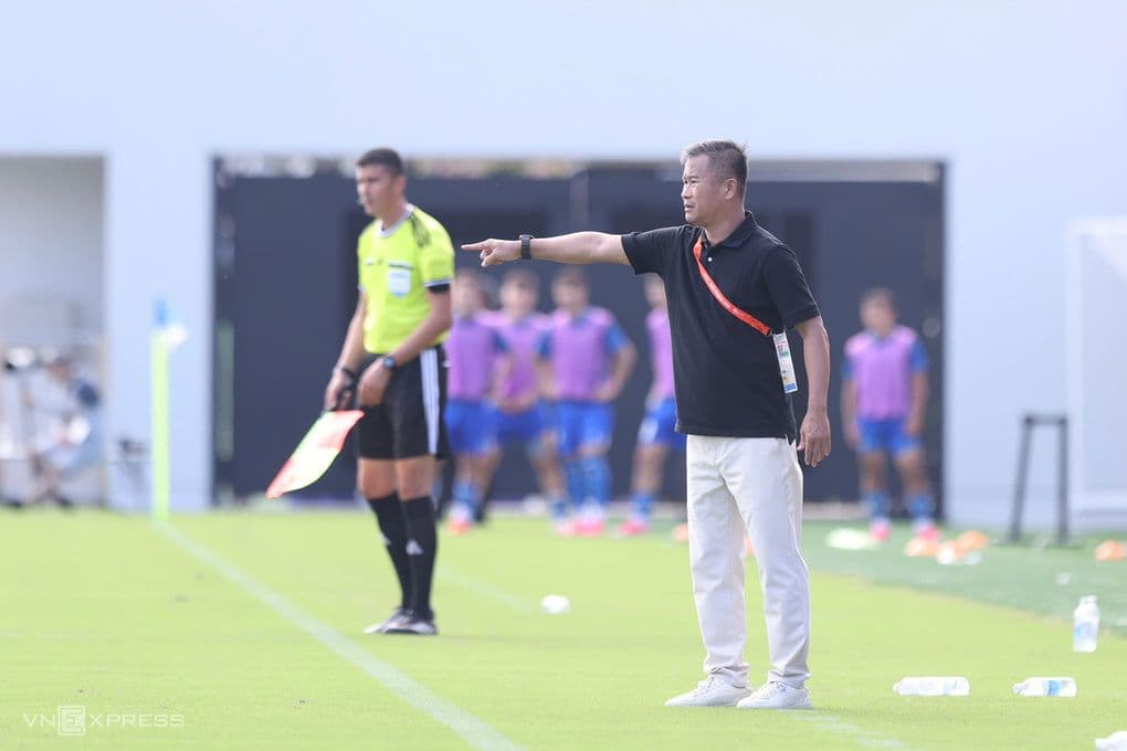 HLV Đinh Hồng Vinh của U23 Việt Nam chỉ đạo các cầu thủ trong trận thua U23 Uzbekistan 0-2 tại ASIAD 2026 ở Nagoya.