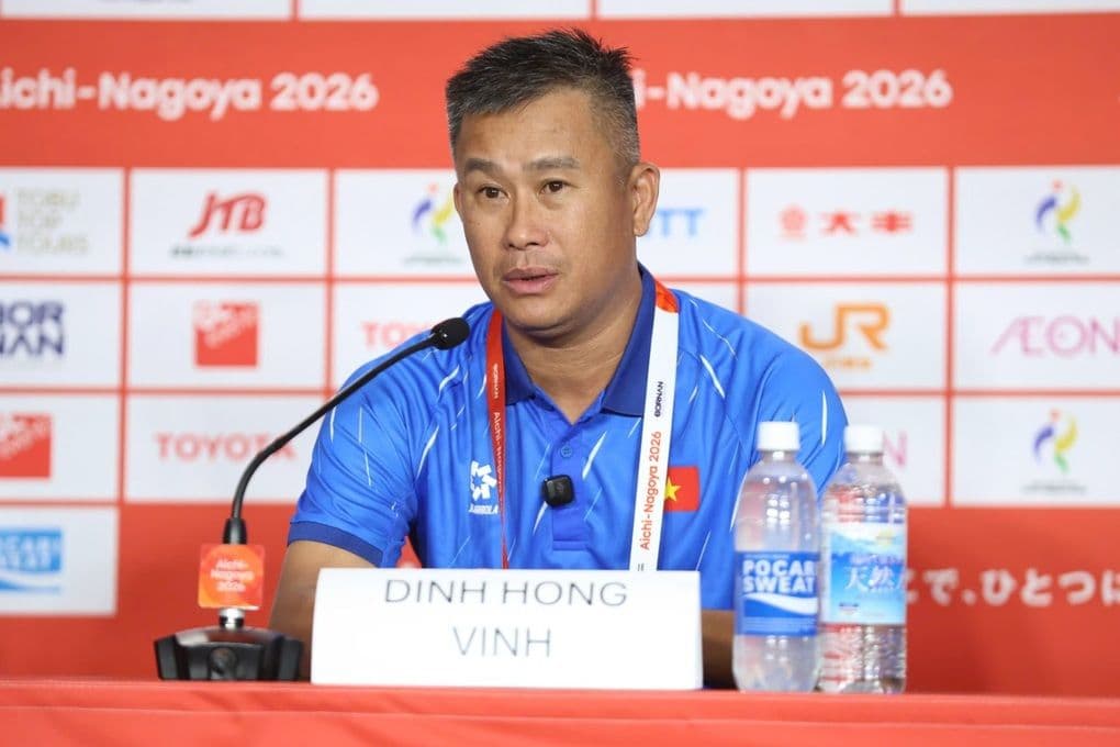HLV Đinh Hồng Vinh phát biểu tại buổi họp báo trước trận đấu của U23 Việt Nam.