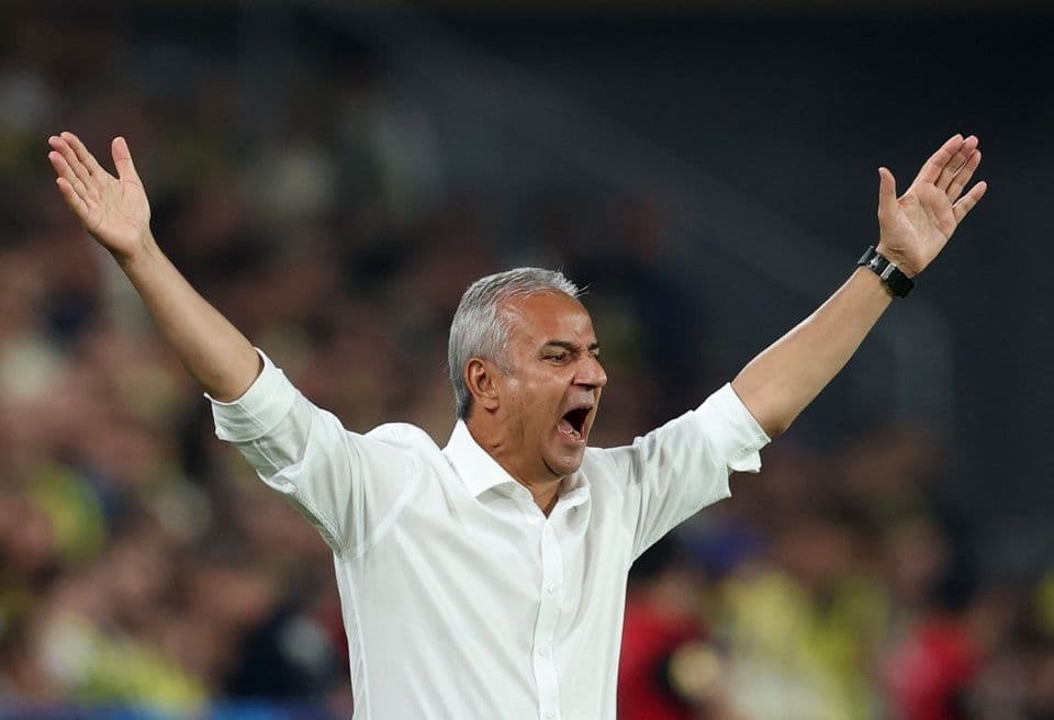 HLV Ismail Kartal của Fenerbahçe chỉ đạo trận đấu với sự nhiệt huyết