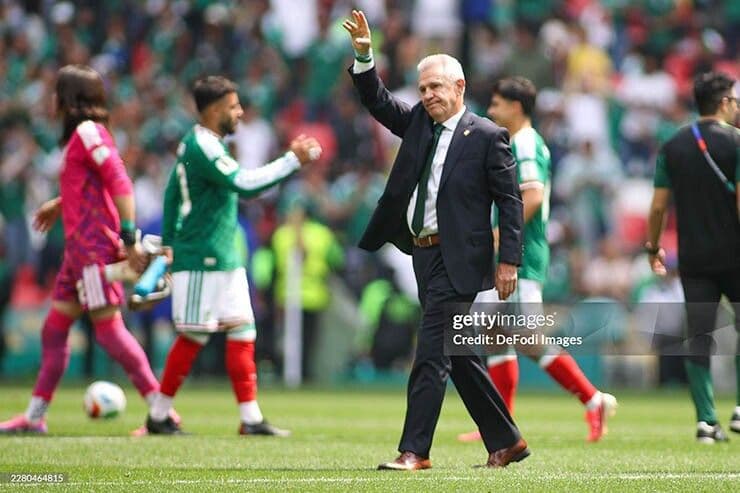 HLV Javier Aguirre của Mexico vẫy tay chào khán giả, thừa nhận đội nhà còn nhiều áp lực.