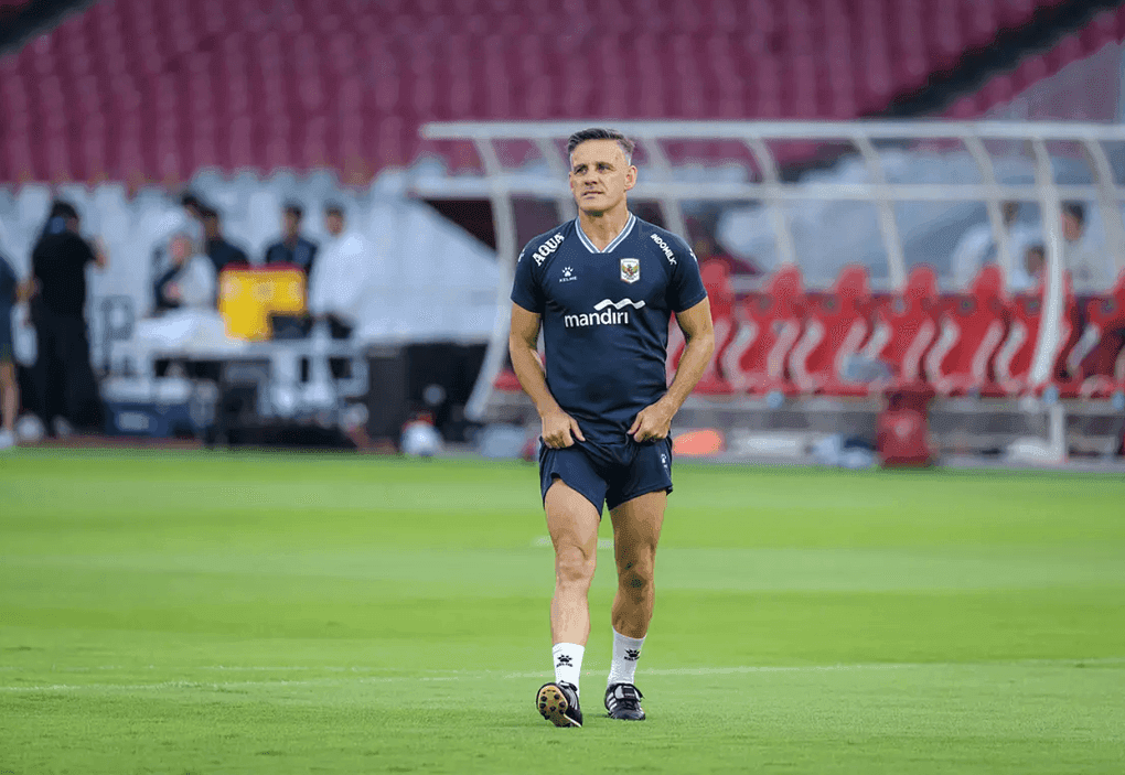 HLV John Herdman của đội tuyển bóng đá Indonesia trên sân tập