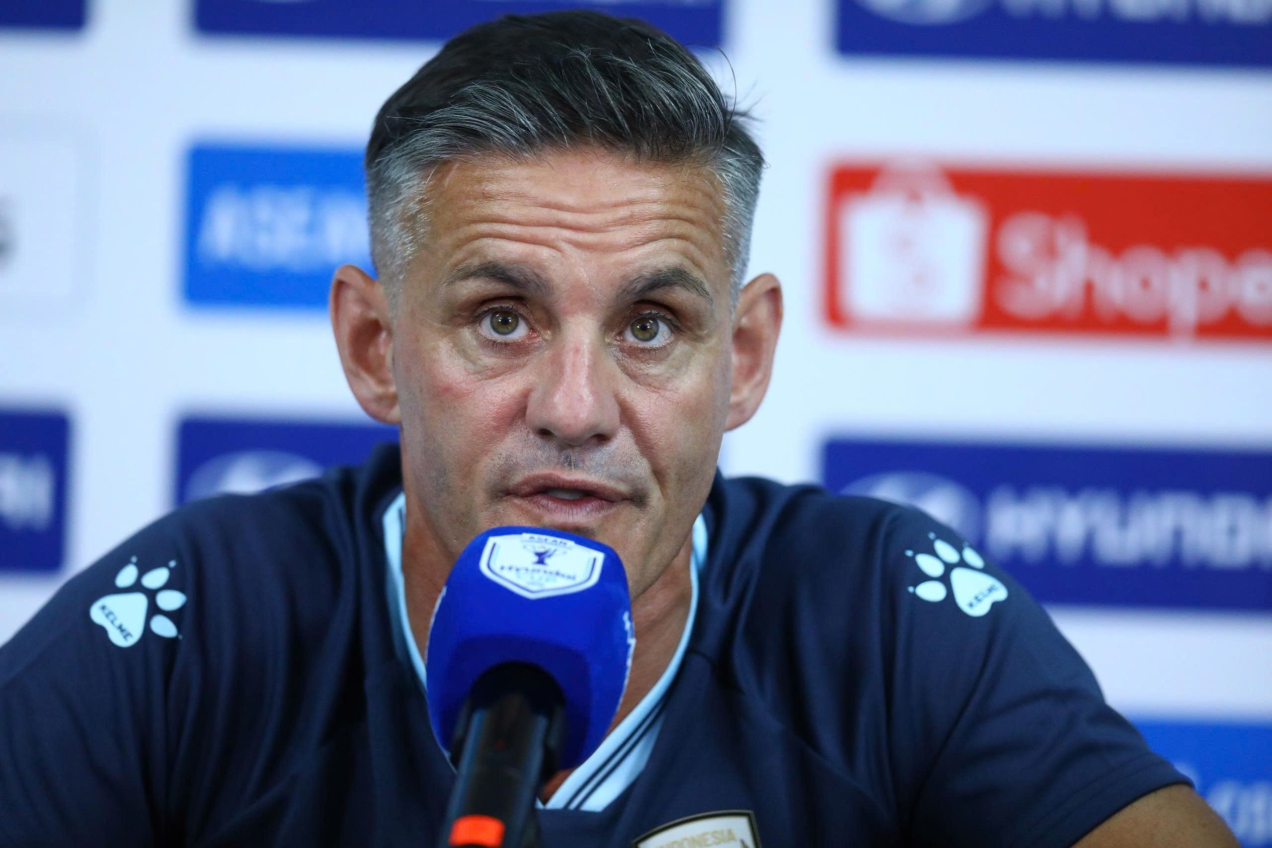 HLV John Herdman của đội tuyển Indonesia tại buổi họp báo, đại diện cho định hướng chiến lược của bóng đá quốc gia.