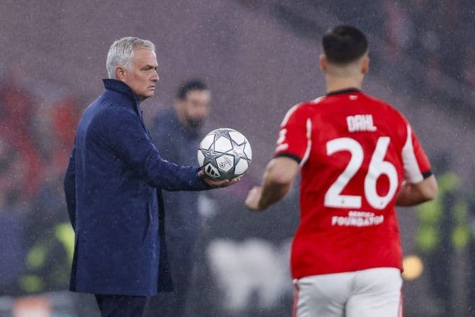 HLV Jose Mourinho chỉ đạo các cầu thủ Benfica trong trận đấu với Real Madrid