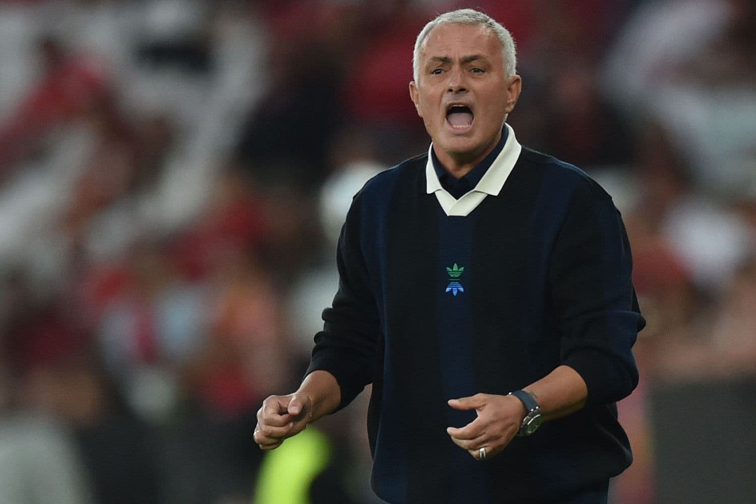 HLV Jose Mourinho phản ứng mạnh mẽ trên đường biên trong trận đấu quan trọng