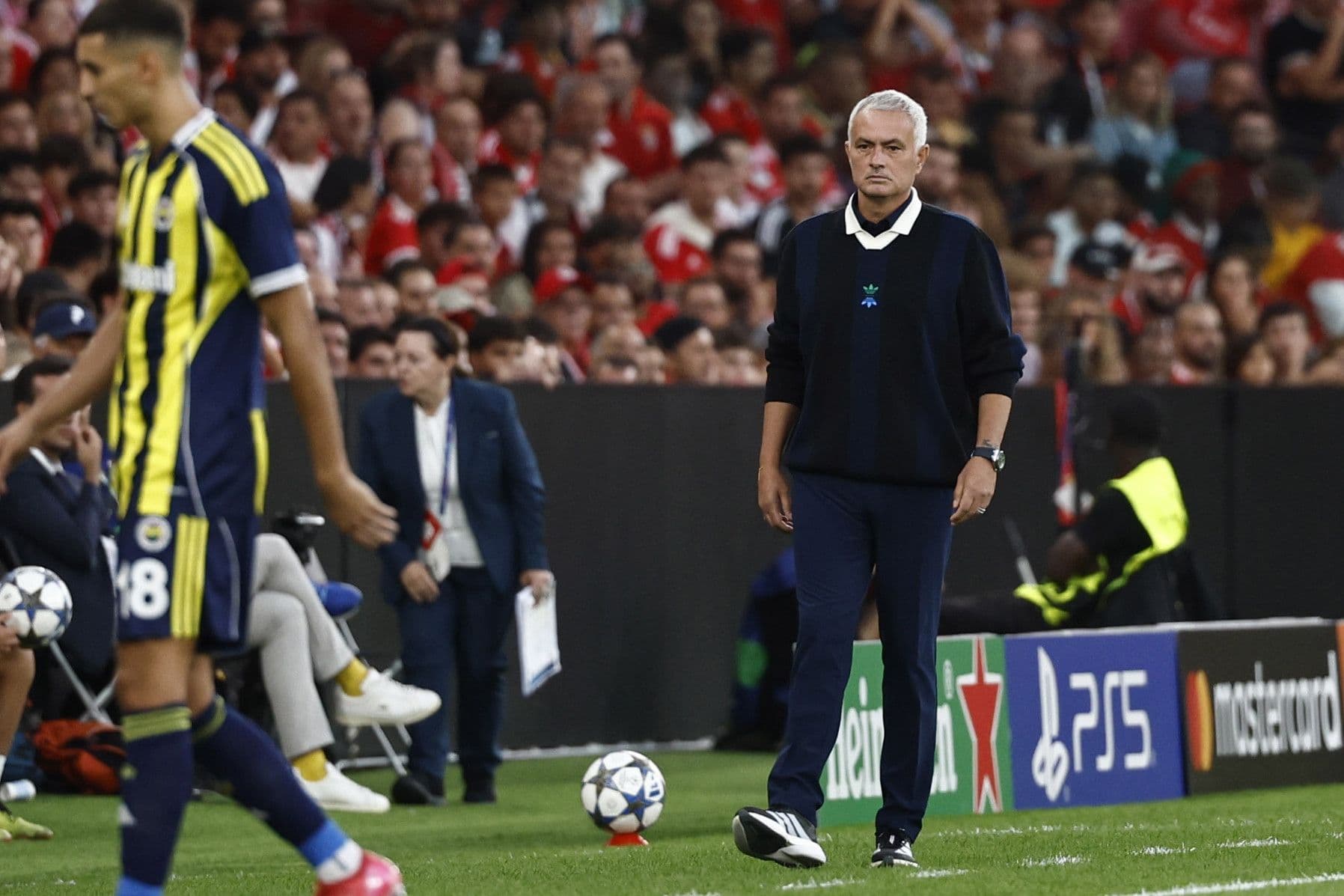 HLV Jose Mourinho thất vọng trên sân sau thất bại của Fenerbahce trước Benfica ở Champions League