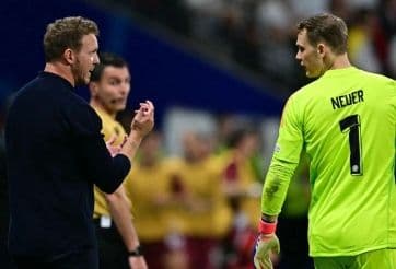 HLV Julian Nagelsmann của Đức trao đổi với thủ môn Manuel Neuer