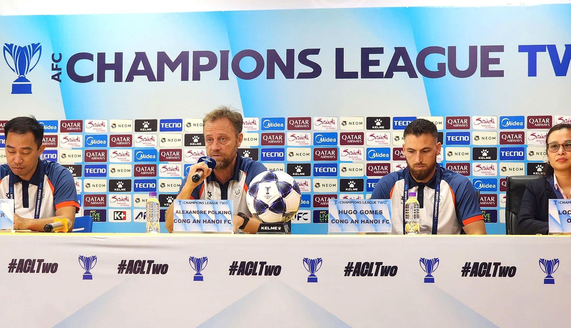 HLV Kiatisuk Polking và cầu thủ CAHN tại buổi họp báo AFC Champions League Two