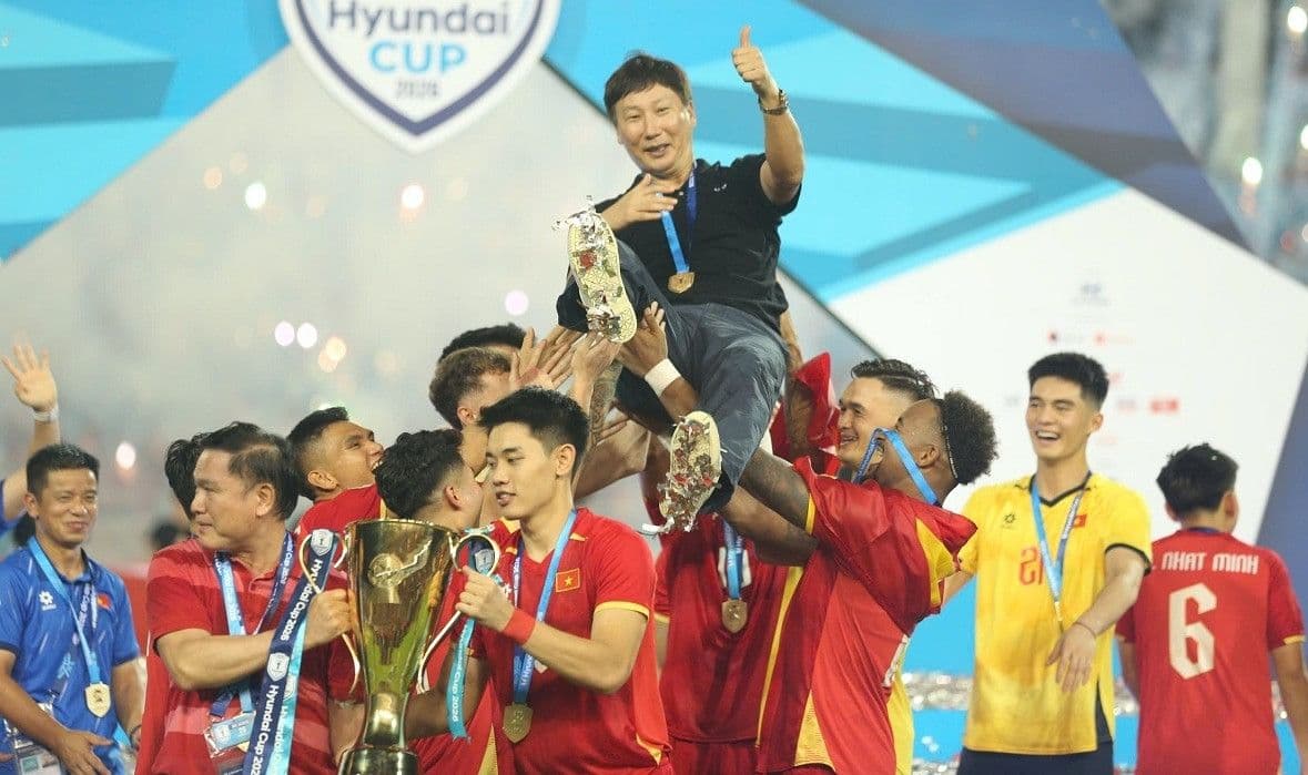 HLV Kim Sang Sik được các cầu thủ Việt Nam tung hô sau khi giành chức vô địch ASEAN Cup.