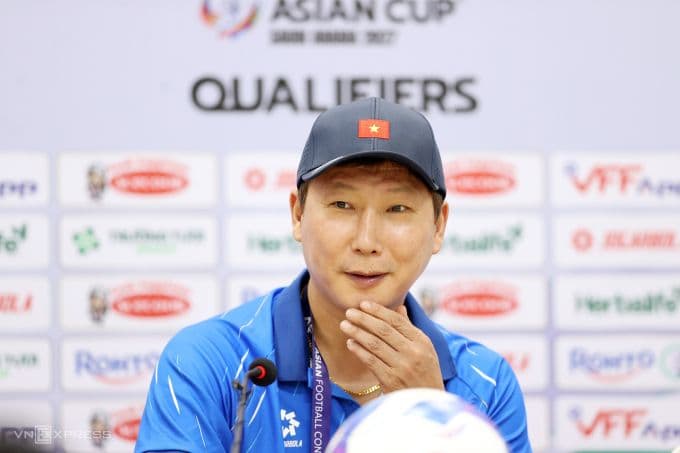 HLV Kim Sang-sik của đội tuyển Việt Nam phát biểu tại buổi họp báo, thể hiện tầm nhìn chiến lược về lịch thi đấu.