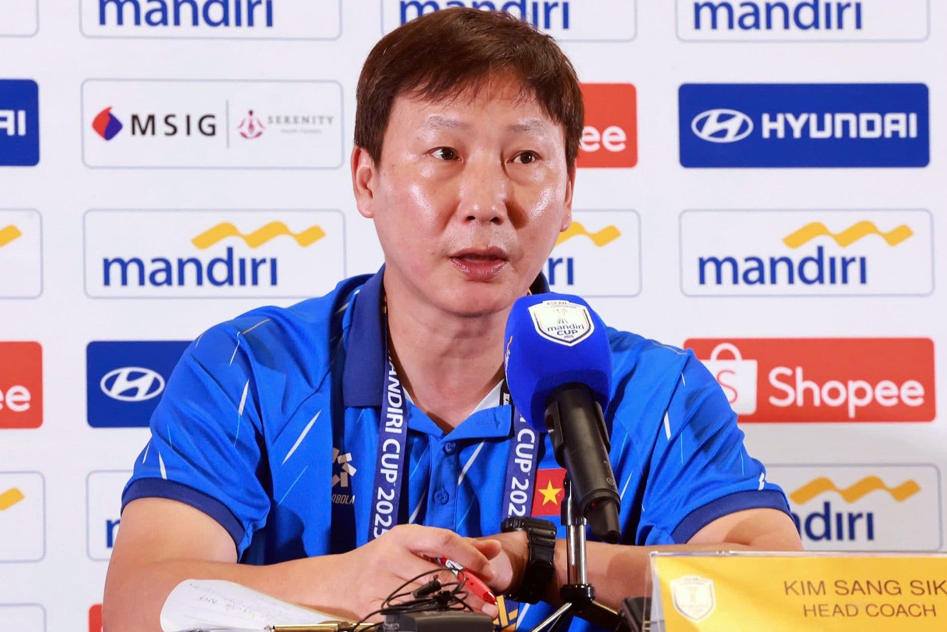 HLV Kim Sang Sik của U23 Việt Nam tại buổi họp báo, chia sẻ về chiến thuật và sự chuẩn bị của đội.
