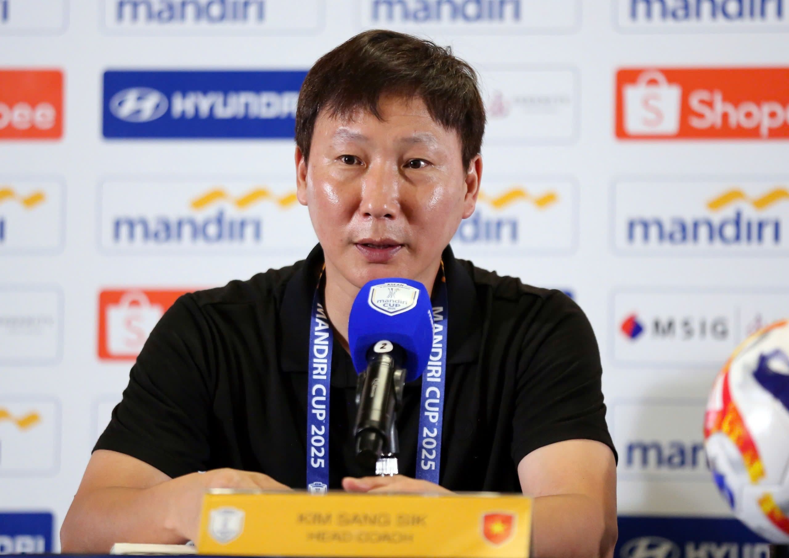 HLV Kim Sang Sik của U23 Việt Nam tại buổi họp báo, thể hiện sự nghiêm túc trong việc giải quyết các vấn đề còn tồn đọng của đội.