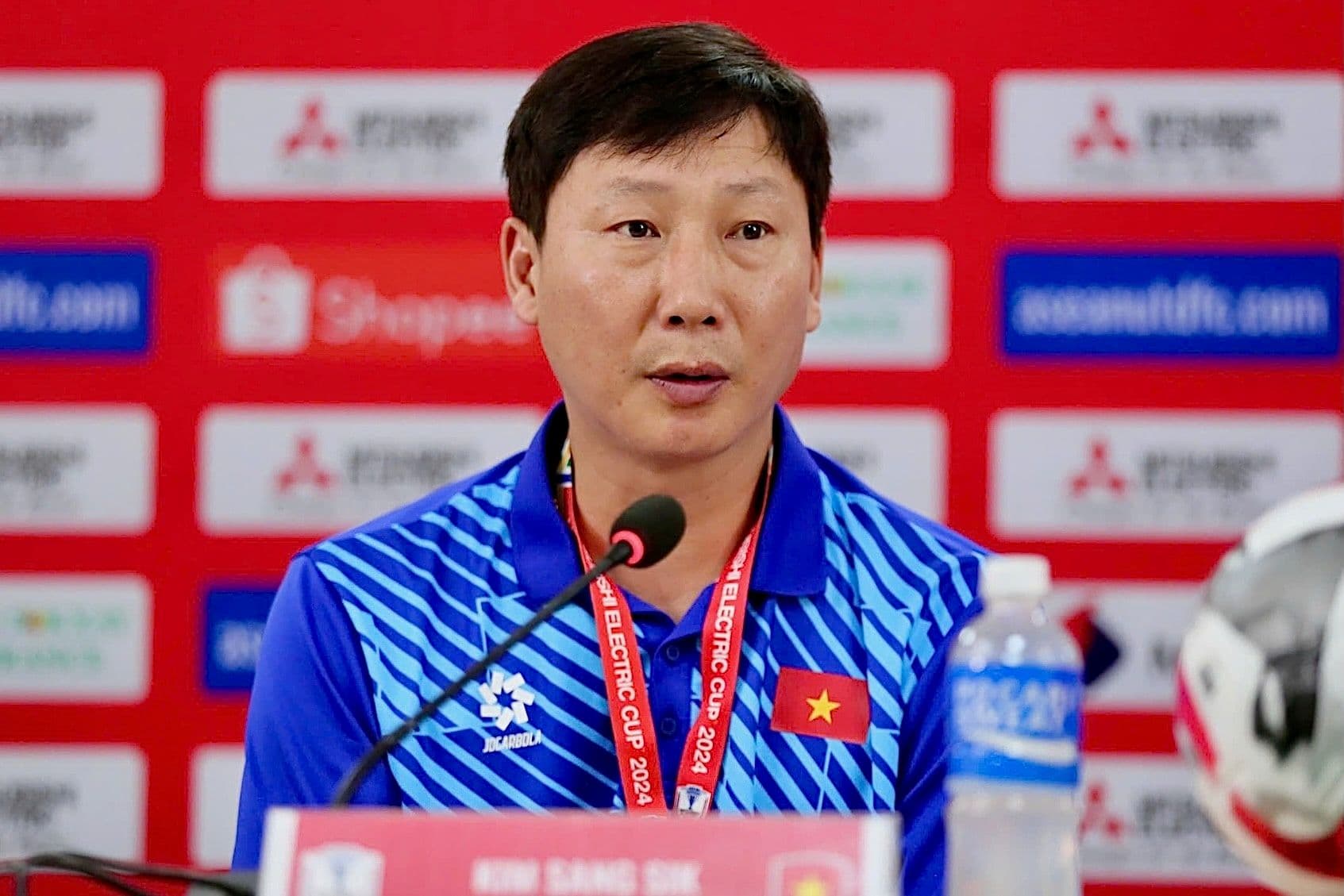 HLV Kim Sang-sik của U23 Việt Nam tại buổi họp báo, thể hiện sự nghiêm túc và áp lực trong cuộc đối đầu với người đàn anh.