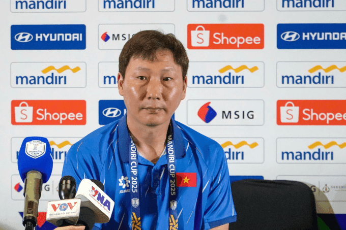 HLV Kim Sang-sik của U23 Việt Nam tại buổi họp báo, thảo luận chiến thuật.