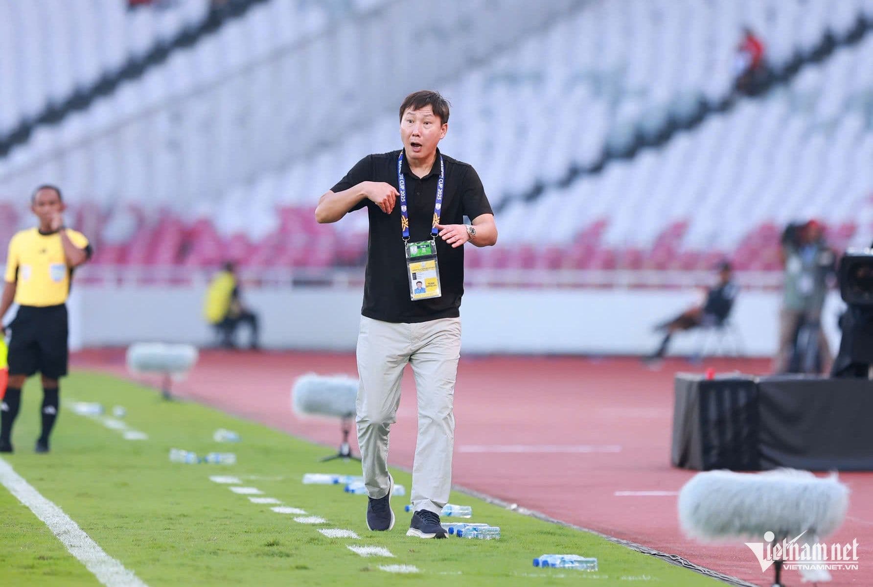 HLV Kim Sang Sik của U23 Việt Nam trên sân với ánh nhìn đắn đo sau trận thắng U23 Philippines.