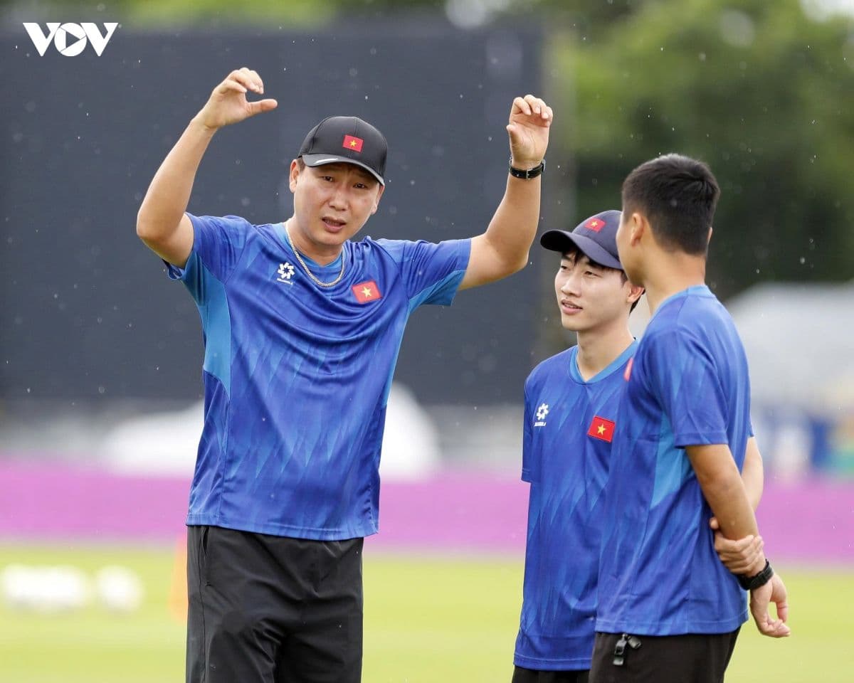 HLV Kim Sang-sik chỉ đạo các cầu thủ đội tuyển Việt Nam trong buổi tập, chuẩn bị chiến thuật cho trận đấu.