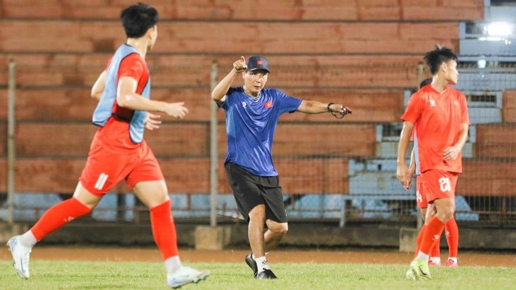 HLV Kim Sang Sik chỉ đạo các cầu thủ U23 Việt Nam trên sân tập
