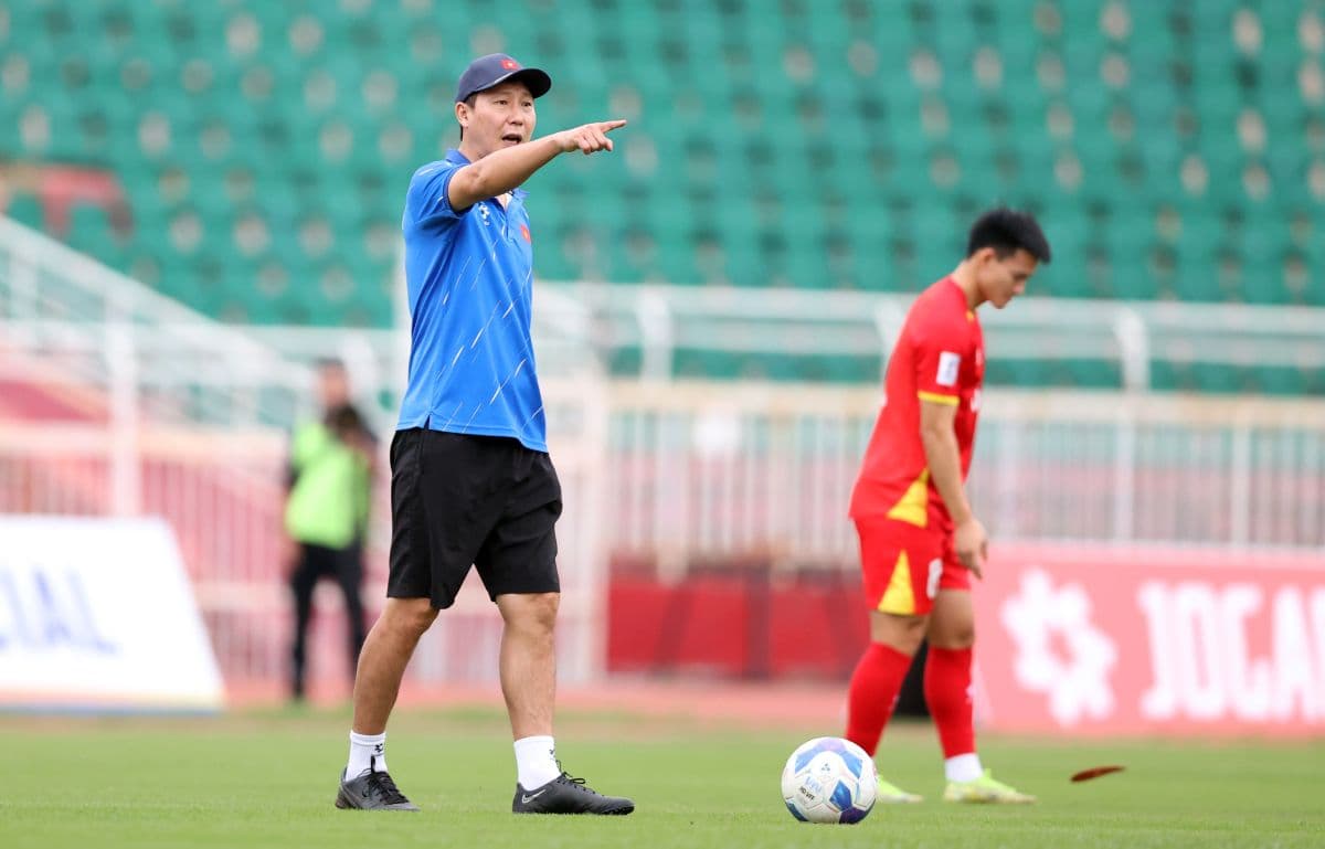HLV Kim Sang-sik chỉ đạo các cầu thủ Việt Nam trên sân tập, thể hiện việc xây dựng lối chơi mới.